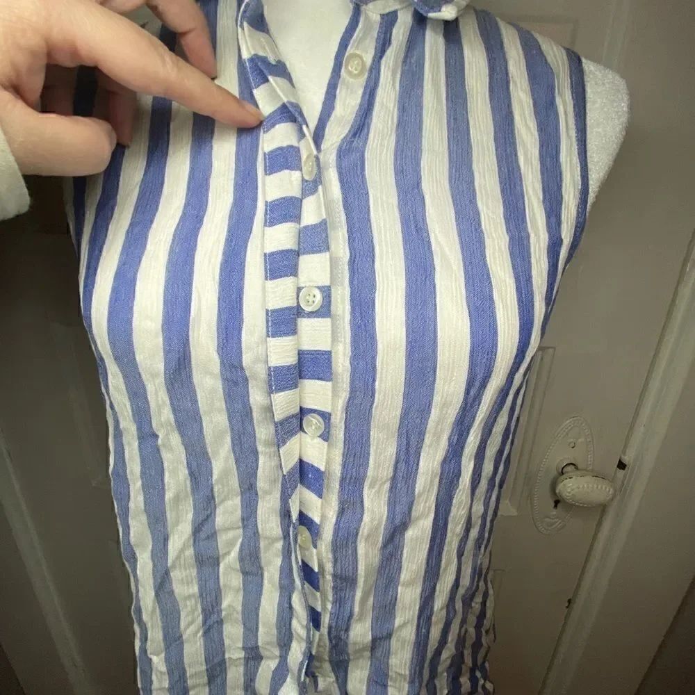 Romeo + Juliet Couture Open Back Button Up - Picture 2 of 8